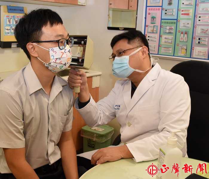 許修誠(右)表示非常榮幸和陳明仁醫師一起守護南投民眾的健康。(記者梁添義／攝)-正聲新聞