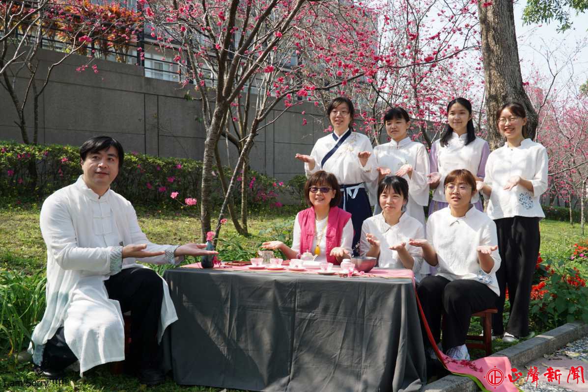 大葉大學食生系食生系助理教授許文光(左一)師生在櫻花樹下擺茶席。(記者蔡鳳凰攝)-八方新聞｜8NEWS