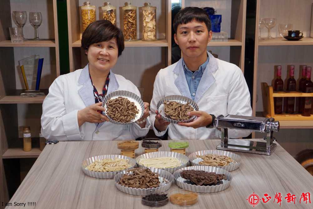  大葉大學食生系宋祖瑩教授(左)指導李陳薳(右)研發低GI麵條。 (記者蔡鳳凰攝)-八方新聞｜8NEWS