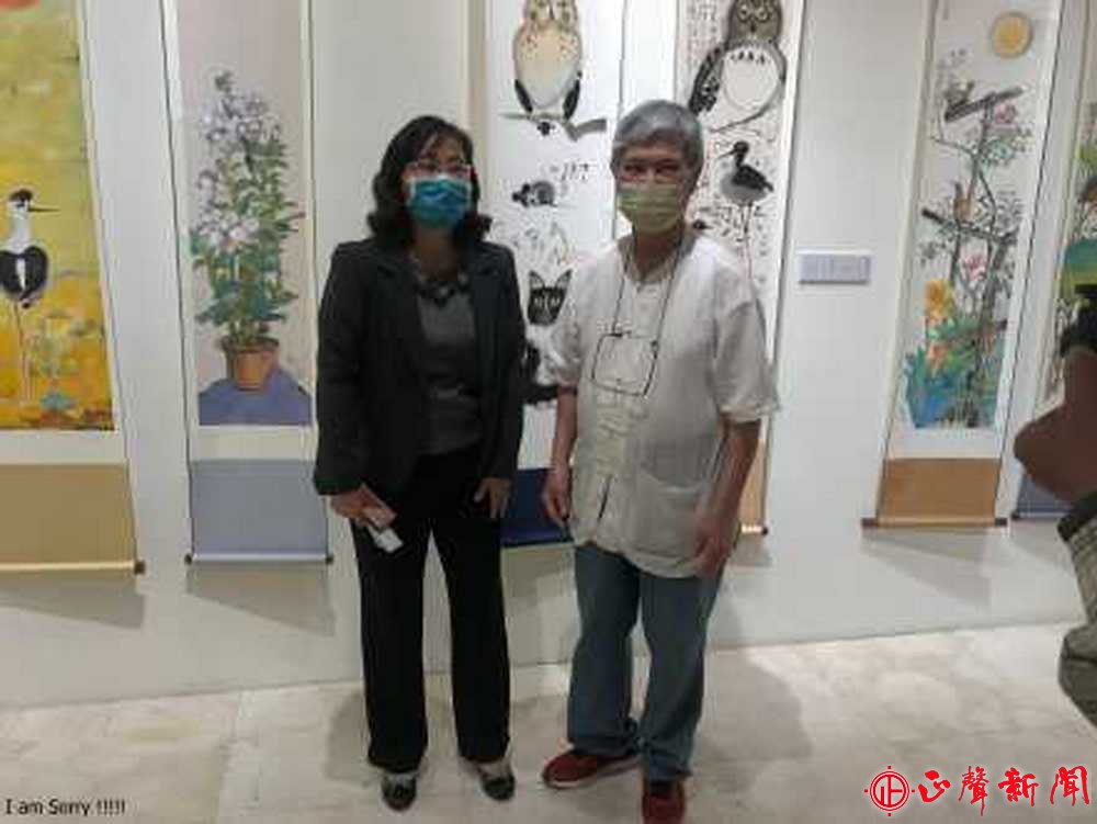文化局長張雀芬(左)出席邀請享譽國際的當代藝術家陳朝寶(右)返回故鄉彰化展覽。(記者梁添義攝)-正聲新聞
