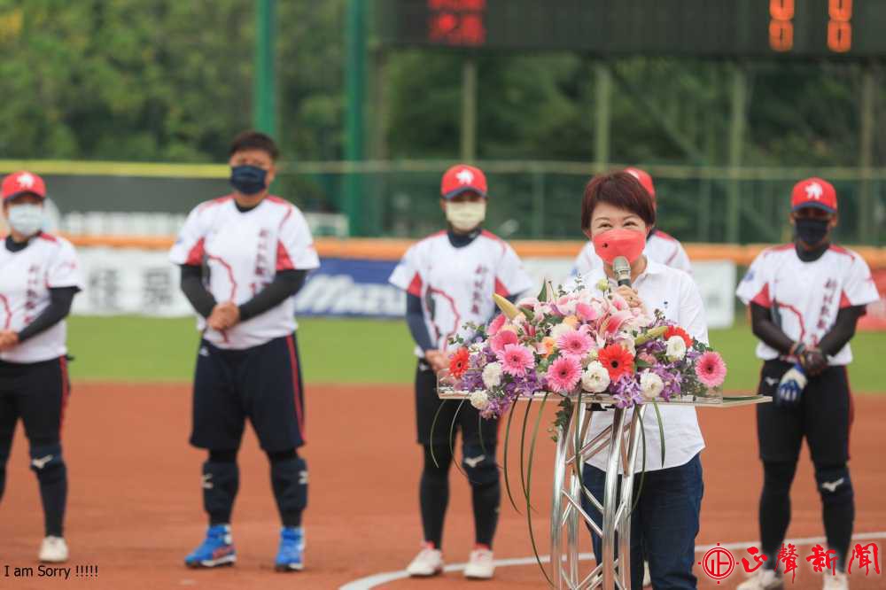 市長盧秀燕(右一)今日開賽在運動局長李昱叡陪同下，赴球場為教練團及選手們加油打氣。(記者梁金源攝)-八方新聞｜8NEWS