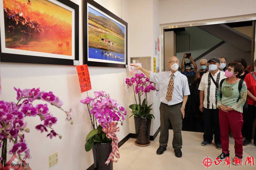  展覽配合今年75歲的蕭源昌(左一)，共展出75幅作品，內容包含各地風光、人文、產業等。(記者梁明善攝)-八方新聞｜8NEWS
