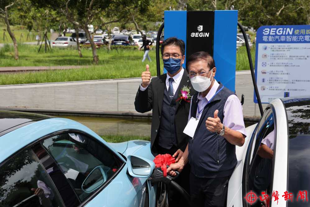 林明溱縣長(右)並與台灣碳資產公司董事長張三河(左)，共同啟動電動車快充座。(記者梁雅玲攝)-八方新聞｜8NEWS