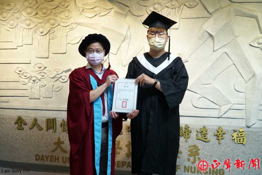  護理系主任楊政議(左)護理實習成績獲評為第一名，獲頒台灣護理學會獎學金，恭喜他在畢業前夕獲得這份榮耀。(記者蔡鳳凰攝)-八方新聞｜8NEWS