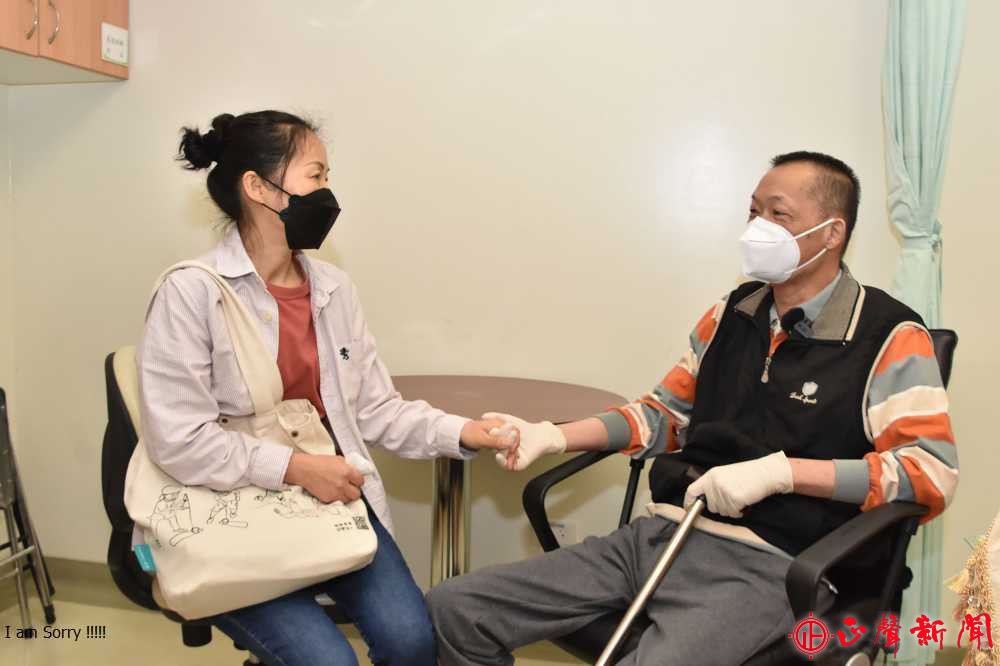 王先生（右）感謝老婆一直不離不棄的照顧。(記者蔡鳳凰攝)-八方新聞｜8NEWS