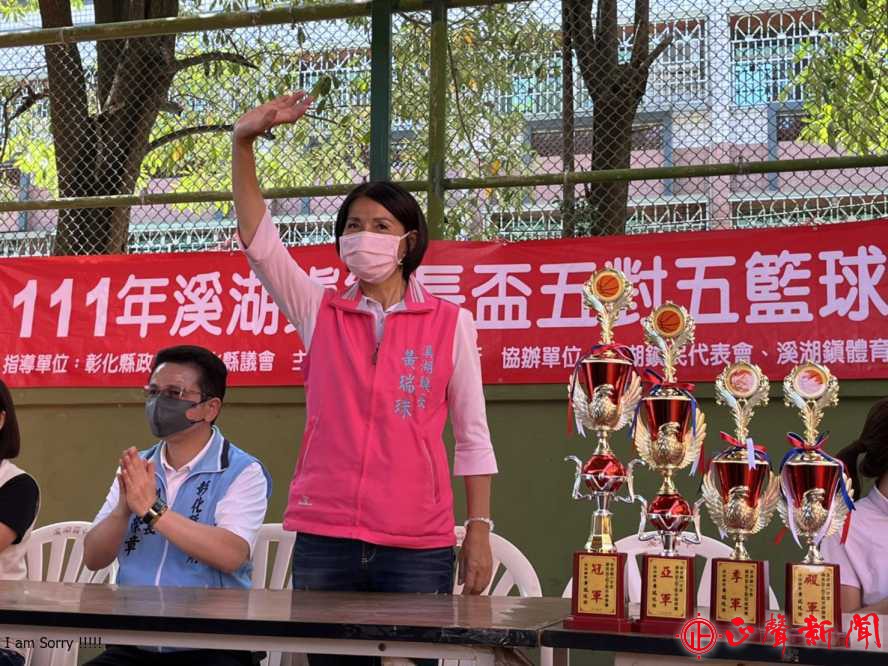  鎮長黃瑞珠(右一)第一屆「鎮長盃」籃球錦標賽，有來自中部地區的12支勁旅展開為期2天的賽事。(記者蔡鳳凰攝)-八方新聞｜8NEWS
