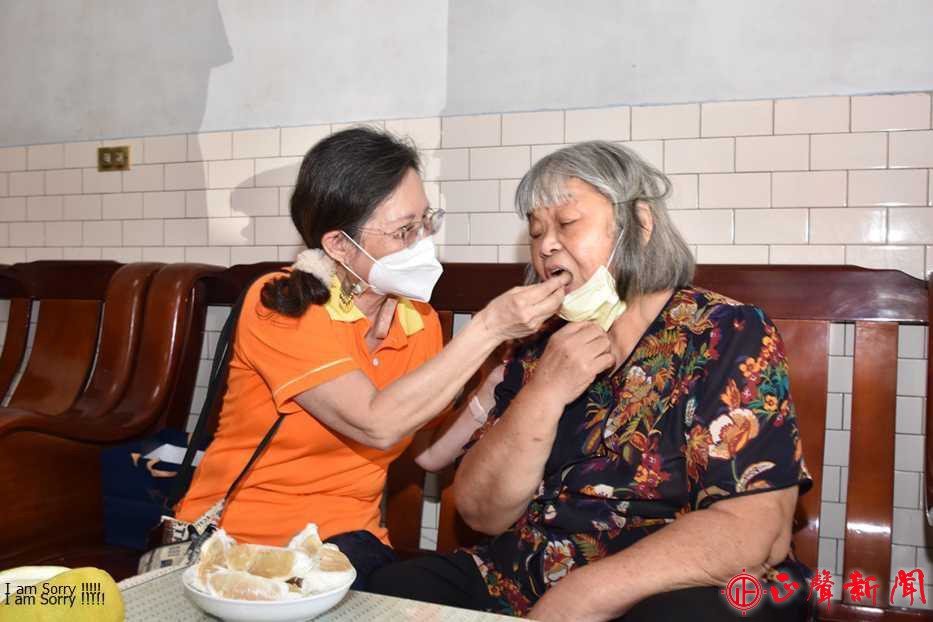  切膚之愛基金會執行長詹麗珠博士（左）貼心的餵長輩吃柚子。(記者蔡鳳凰攝)-八方新聞｜8NEWS