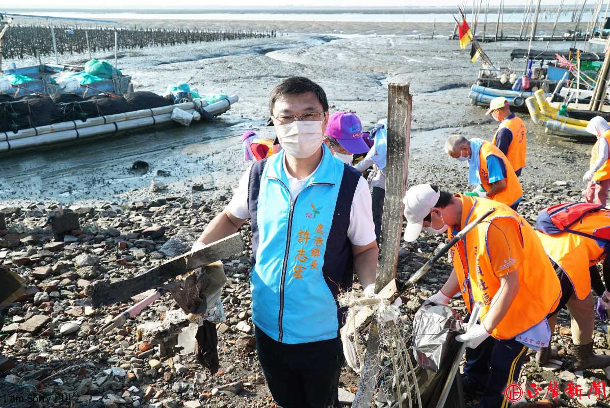 鎮長許志宏(左一)特別呼籲，淨灘活動不僅是撿拾垃圾，用實際行動愛護海洋，不要留下任何垃圾，隨手將垃圾攜回並同時做好垃圾分類及資源回收，齊心為環境保護共同努力。(記者蔡鳳凰攝)-八方新聞｜8NEWS