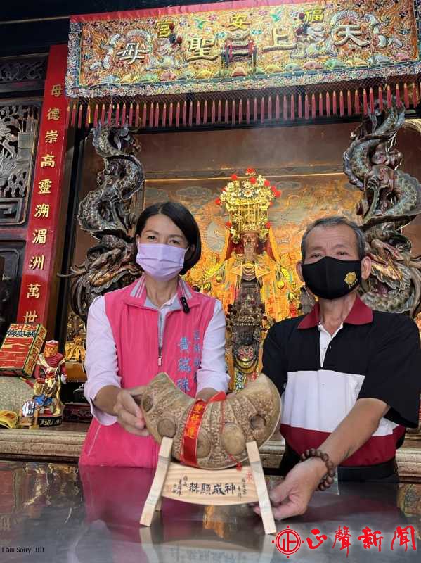  溪湖鎮長黃瑞珠(左一)將台灣工藝家何中雲所贈的一批大型竹頭筊杯，轉贈給鎮內33家宮廟，一同祈求風調雨順、國泰民安。(記者梁添義攝)-八方新聞｜8NEWS