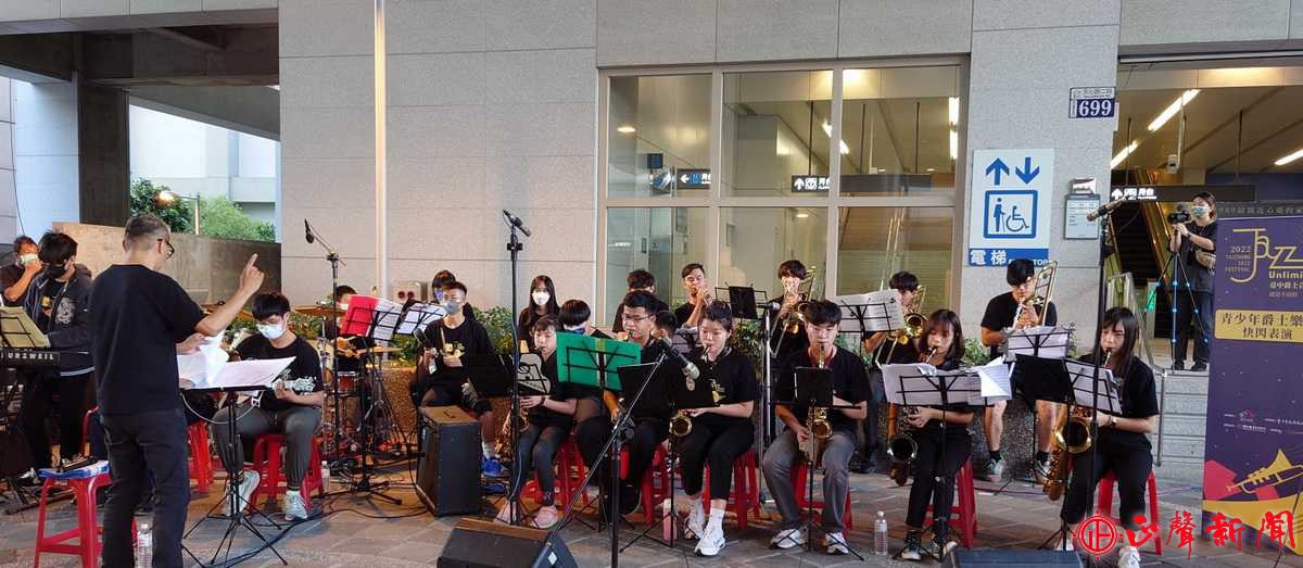 2022臺中爵士音樂節青少年爵士樂團以快閃形式在臺中火車站及臺中捷運市府站初登場。(記者梁金源攝)-正聲新聞