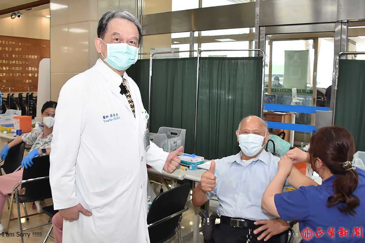  彰基醫療長張東浩醫師(左一)提醒民眾於秋冬病毒來襲之前，盡快接種疫苗啟動防護力。(記者梁添義攝)-正聲新聞