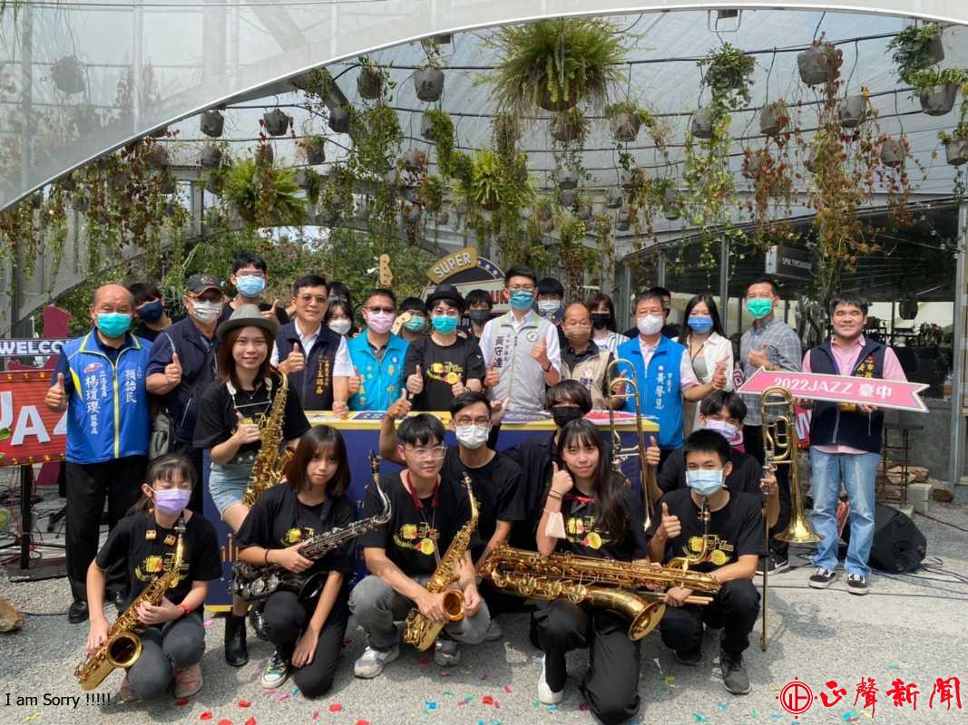  文化局局長陳佳君(二排左六)與青少年爵士大樂團合影，將於10月15日在市民廣場隆重登場。(記者梁秀韻攝)-正聲新聞