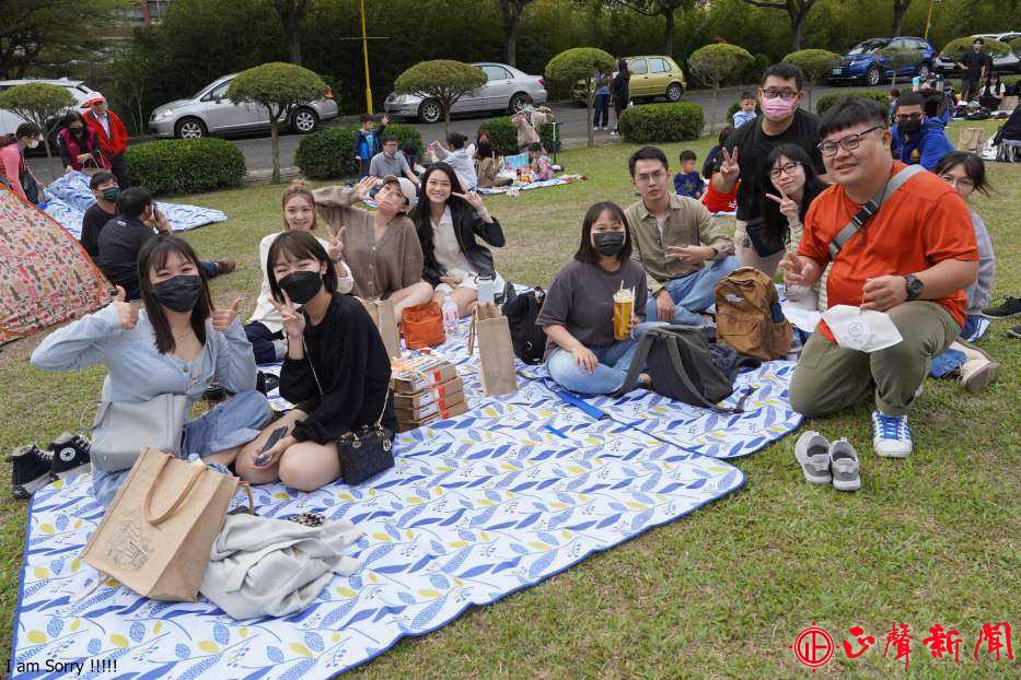 大葉大學婚慶學程校友一起回母校參加野餐活動。(記者蔡鳳凰攝)-正聲新聞