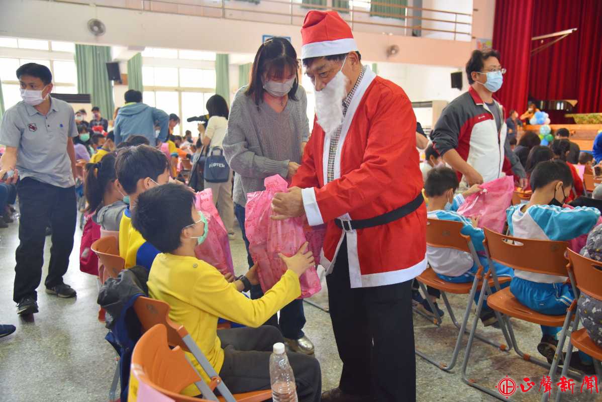  邀請縣內327名特教學生及師長一起同樂，副縣長陳正昇(右一)特別打扮成聖誕老公公，親手贈送小朋友聖誕節禮物。(記者梁雅玲攝)-正聲新聞