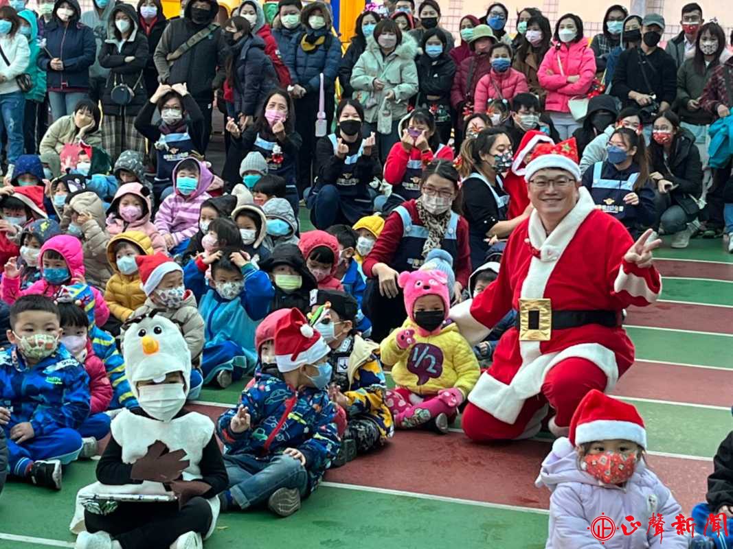  鹿港鎮立幼兒園今天精心安排了一系列活動，讓小朋友們感受聖誕節的氣氛，提前歡度聖誕佳節。(記者蔡鳳凰攝)-正聲新聞