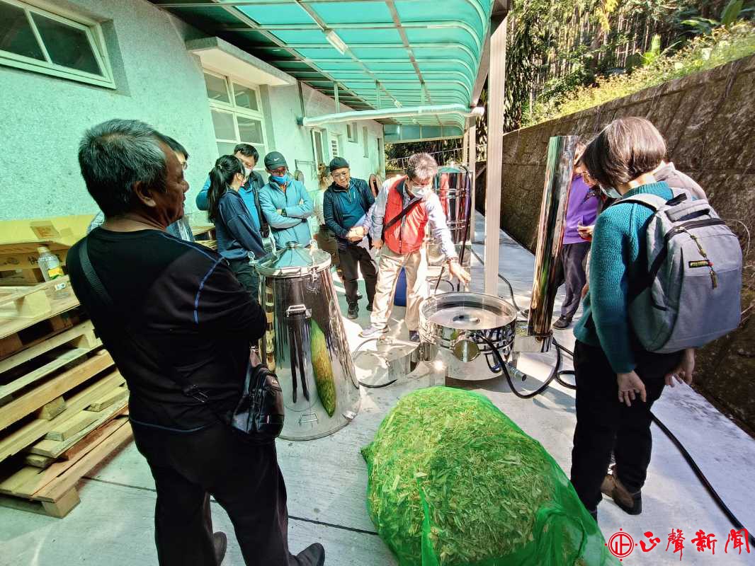  鄭森松博士(右三)示範水蒸氣蒸餾法萃取香杉精油。(記者梁雅玲攝) -正聲新聞