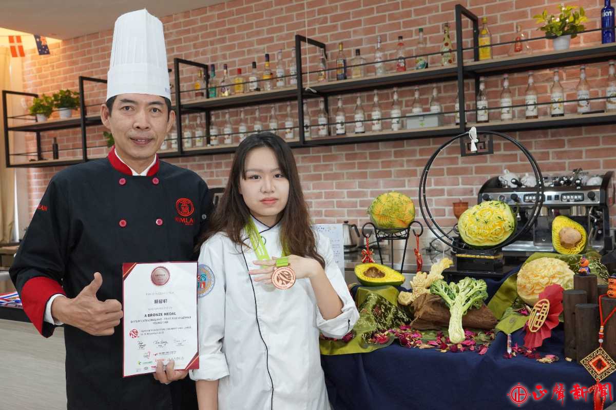  陳俊華老師(左)第一次參賽榮獲「2022 TIC台北國際廚藝挑戰賽」銅牌肯定，期待她未來在國際賽事可以有更亮眼的成績。(記者蔡鳳凰攝)-正聲新聞