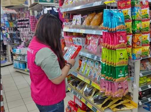  針對縣內超市、量販店、餐飲業者及商行等場所販售的日本輸入食品進行產地來源標示查驗及產品抽驗。(記者梁雅玲攝)-正聲新聞