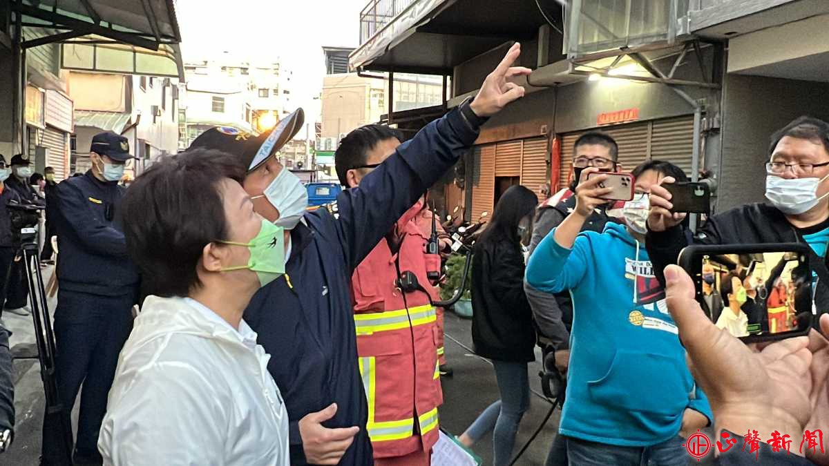  市長盧秀燕(左一)接獲訊息後，立即趕赴現場關心救災情形，並至大里仁愛醫院關心。(記者梁金源攝)-正聲新聞