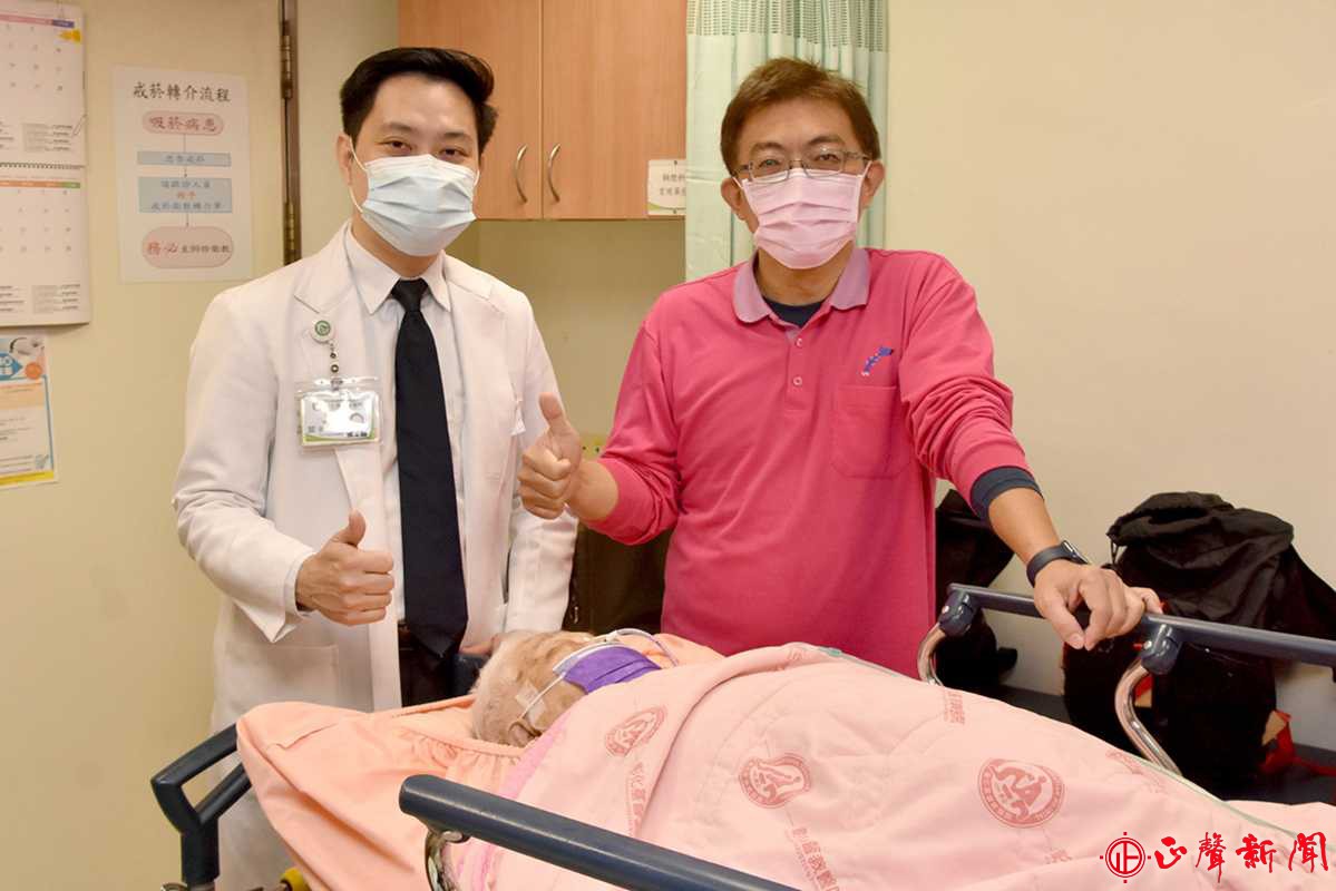  彰基胸腔內科主治醫師黃國揚(左一)，高阿嬤中風以後，阿嬤的孫子-廖先生對於生命和身體健康的追求還是一樣，令他非常感動。(記者蔡鳳凰攝)-正聲新聞