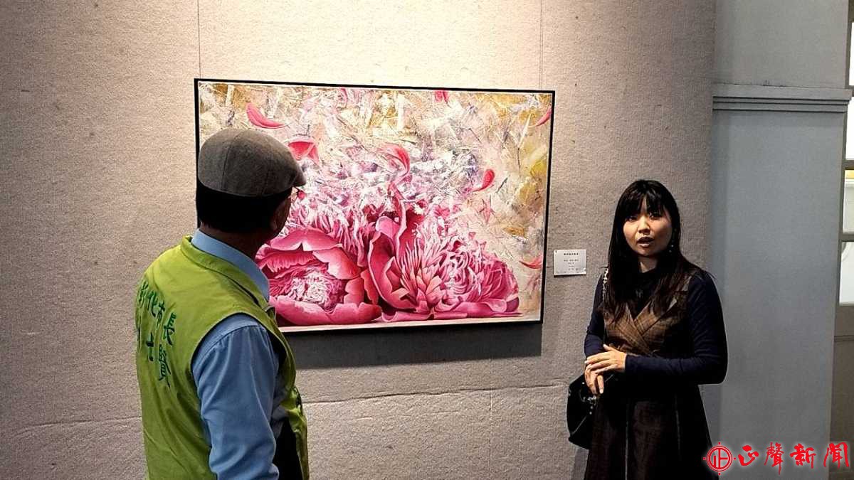  年輕畫家陳佩藍(右)在彰化藝術館舉行「心域-陳佩藍西畫展」，林世賢市長(左)竭誠歡迎熱愛藝術的民眾踴躍前往觀賞。(記者蔡鳳凰攝) -正聲新聞