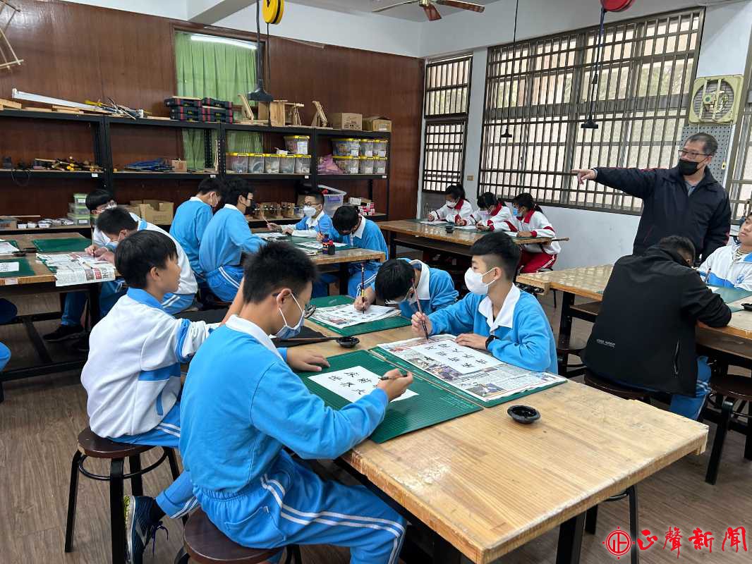  市長盧秀燕宣布高中以下含市立國中、國小、幼兒園及特教班給予代理教師完整聘期。(記者高先鋒攝)-正聲新聞