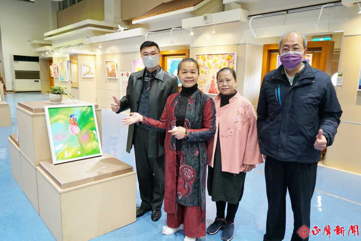  鎮長許志宏(左一)很感謝長期致力於「藝術治療」的台灣心香協會，可以來到鹿港展出這麼富有靈性的畫作，貼近自我內在的光。(記者蔡鳳凰攝)-正聲新聞