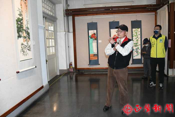 彰化市公所主秘許晉嘉(右)代表林世賢市長歡迎王基茂（左）、應邀到彰化藝術館開書畫個展。(記者梁添義攝)-正聲新聞