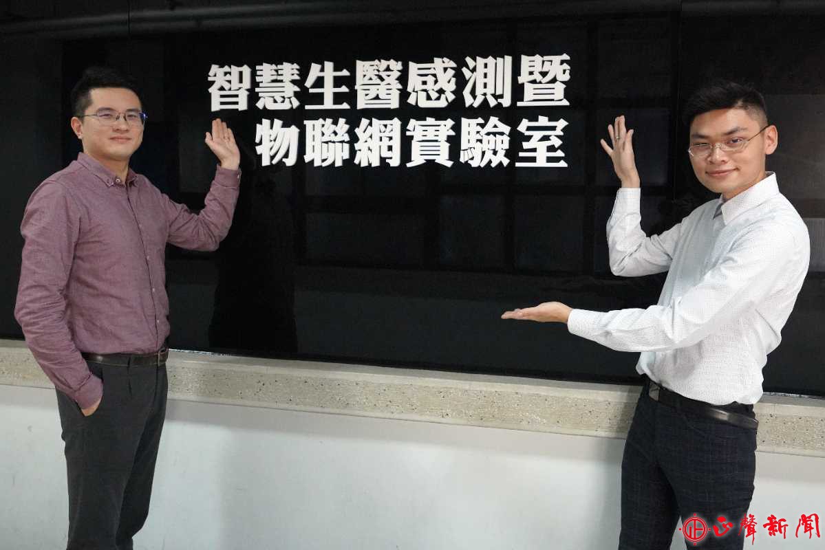  大葉大學醫工系林坤駿同學(右)大二加入盧炫綸老師(左)的實驗室。(記者蔡鳳凰攝)-正聲新聞