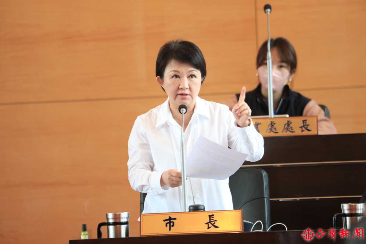 市長盧秀燕(中)強調，她絕對不會讓台中市民吃虧，一定會讓月票維持最低價。(記者梁金源攝)-正聲新聞