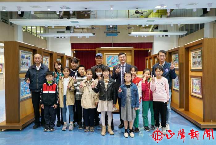  鹿港鎮長許志宏(後右二)由施性輝老師與學生聯合展出「童畫．童話創作記錄展」，引領大家透過畫作，看見孩子豐富多元的心靈世界。(記者蔡鳳凰攝) -正聲新聞