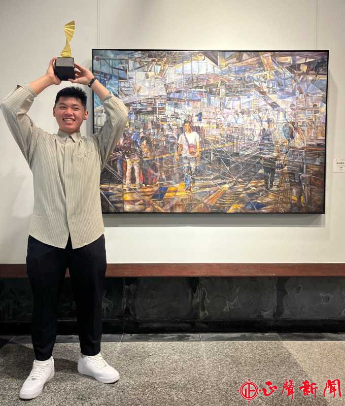  上屆榮獲全國百號油畫大展的首獎由呂明磬開心地舉起獎座與作品合照。(記者高先鋒攝)-正聲新聞