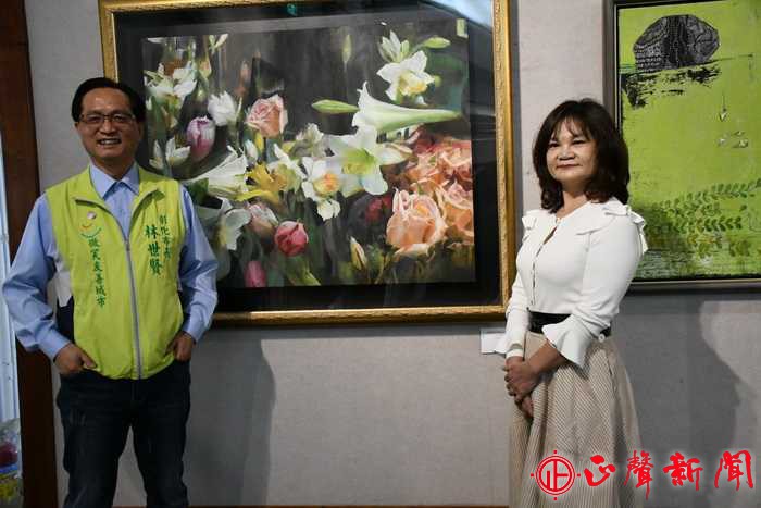 黃騰萱(右)向林世賢市長(左)導覽解說其畫作。(記者梁添義攝)-正聲新聞