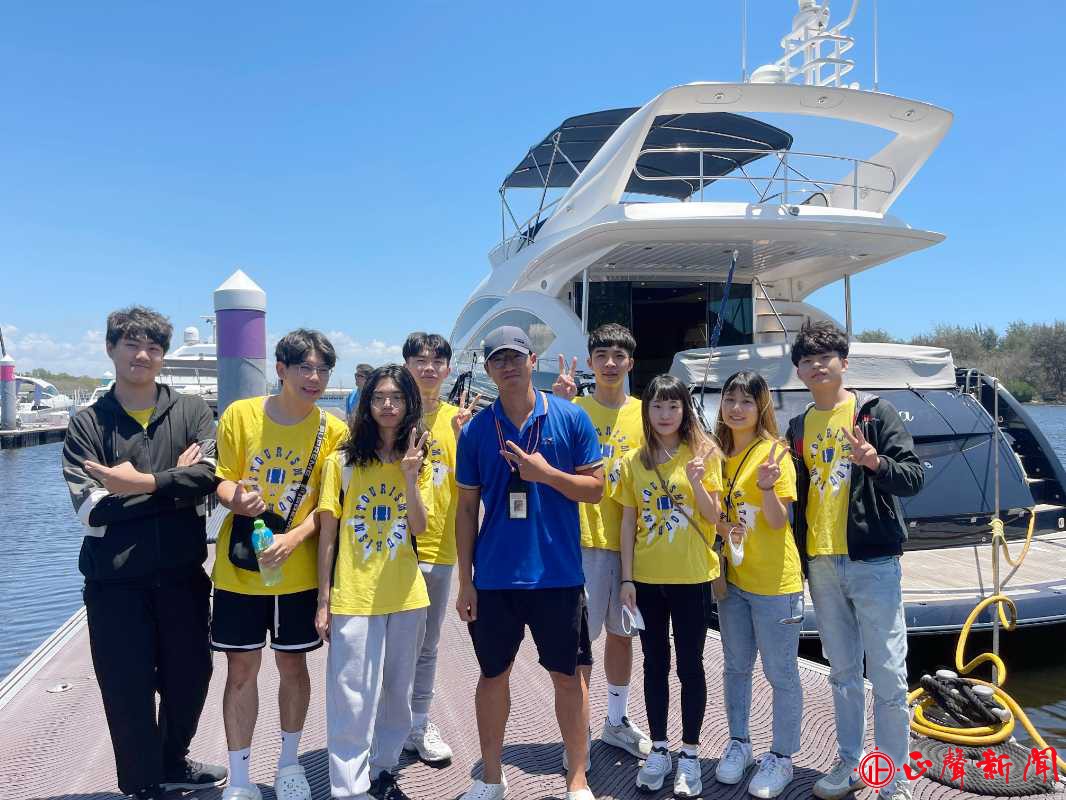  亞果遊艇公司船長李仁瑋(中間 藍色上衣)，向同學分享海上開遊艇要注意的事項。(記者蔡鳳凰攝)-正聲新聞