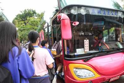教育局長蔣偉民一早即前往惠文高中，「教育會考專車」，總計出動270部次，是六都唯一提供學生應考交通專車的城市。(記者高先鋒攝)-正聲新聞