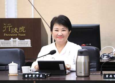  台中市長盧秀燕(中)出席行政院會表示，市府跟中央的步調與目標一致，會全力配合。(記者梁金源攝)-正聲新聞