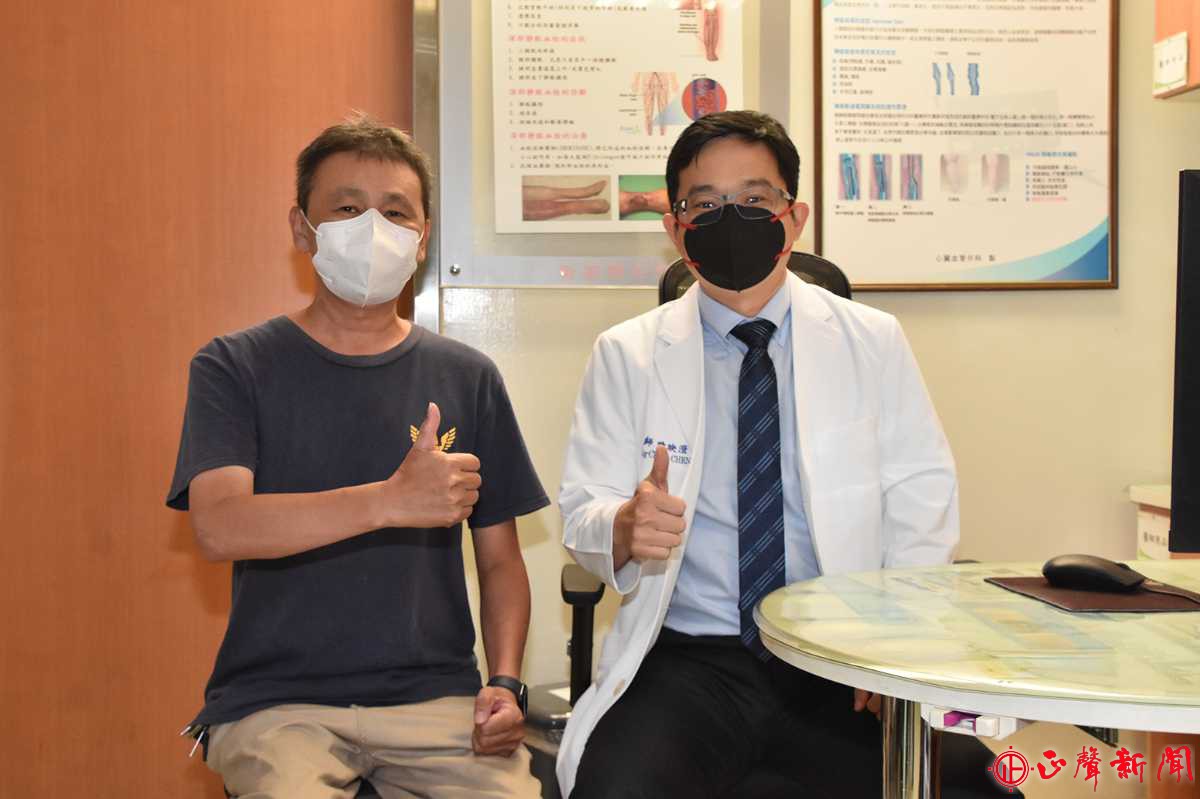 陳映澄醫師（右）指出，年紀尚輕的王先生（左）嚴重心臟衰竭，接受心臟移植，才有機會恢復正常生活、再回職場崗位。(記者蔡鳳凰攝)-正聲新聞