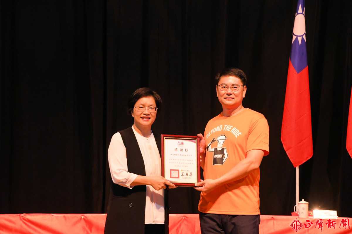  由縣長王惠美(左)代表接受捐贈並回贈感謝狀黃鴻振董事長(右)。(記者蔡鳳凰攝)-正聲新聞
