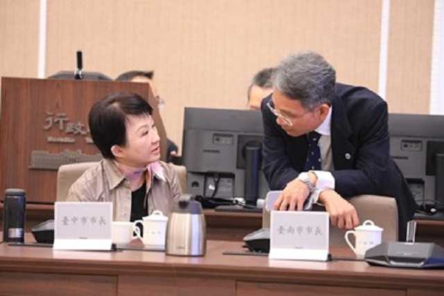  市長盧秀燕(左)親上火線，赴行政院會提出建言，強調目前取締標準仍有細節尚未規範，疾呼交通法令「全國應一致」。(記者梁金源攝)-正聲新聞