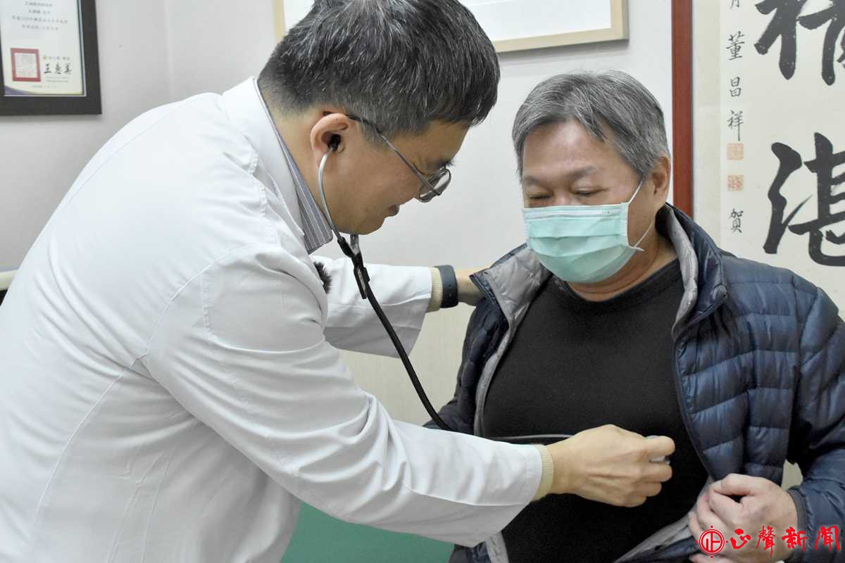 王愛軍醫師（左）發現陳先生心臟有很明顯雜音，可能有內膜炎造成的問題，建議轉到彰基檢查。（右者非當事人）。(記者梁添義攝)-正聲新聞