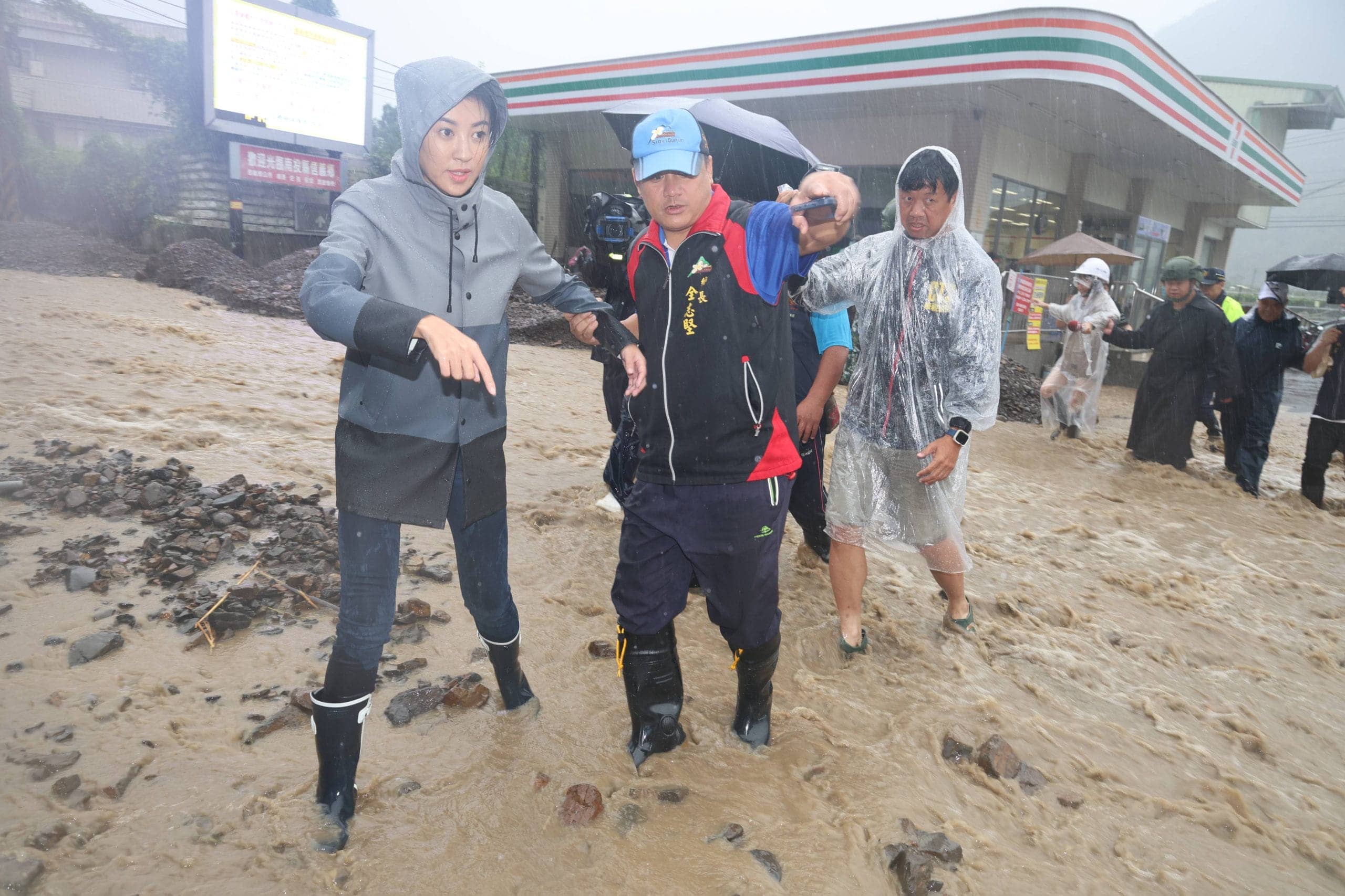 狂雨驟雨中 許淑華信義水里投市勘災