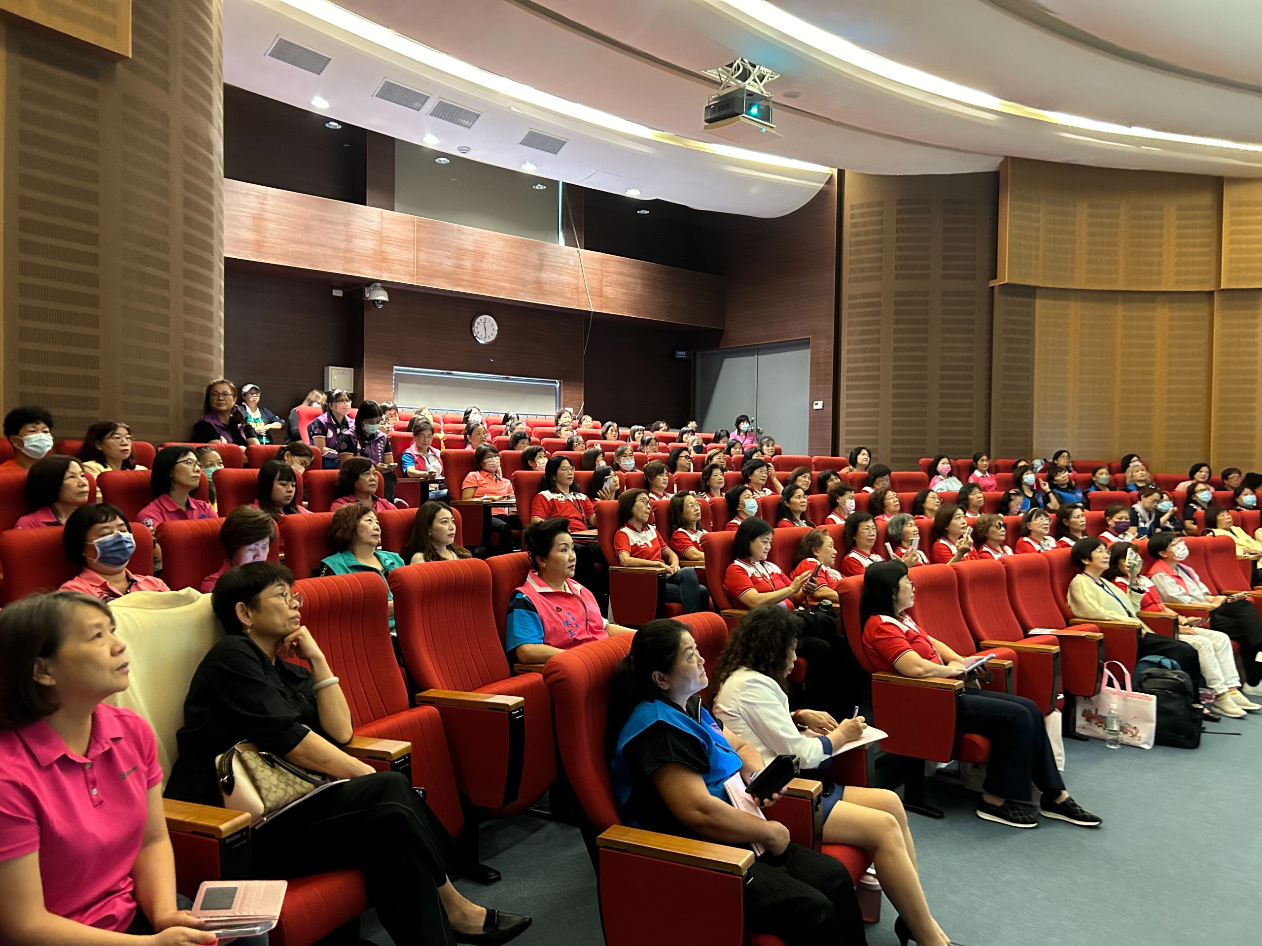 彰化縣青溪婦女協會「女力崛起婦女成長研習」鄭凱元講師鐘點費捐贈慈愛大樓重建基金