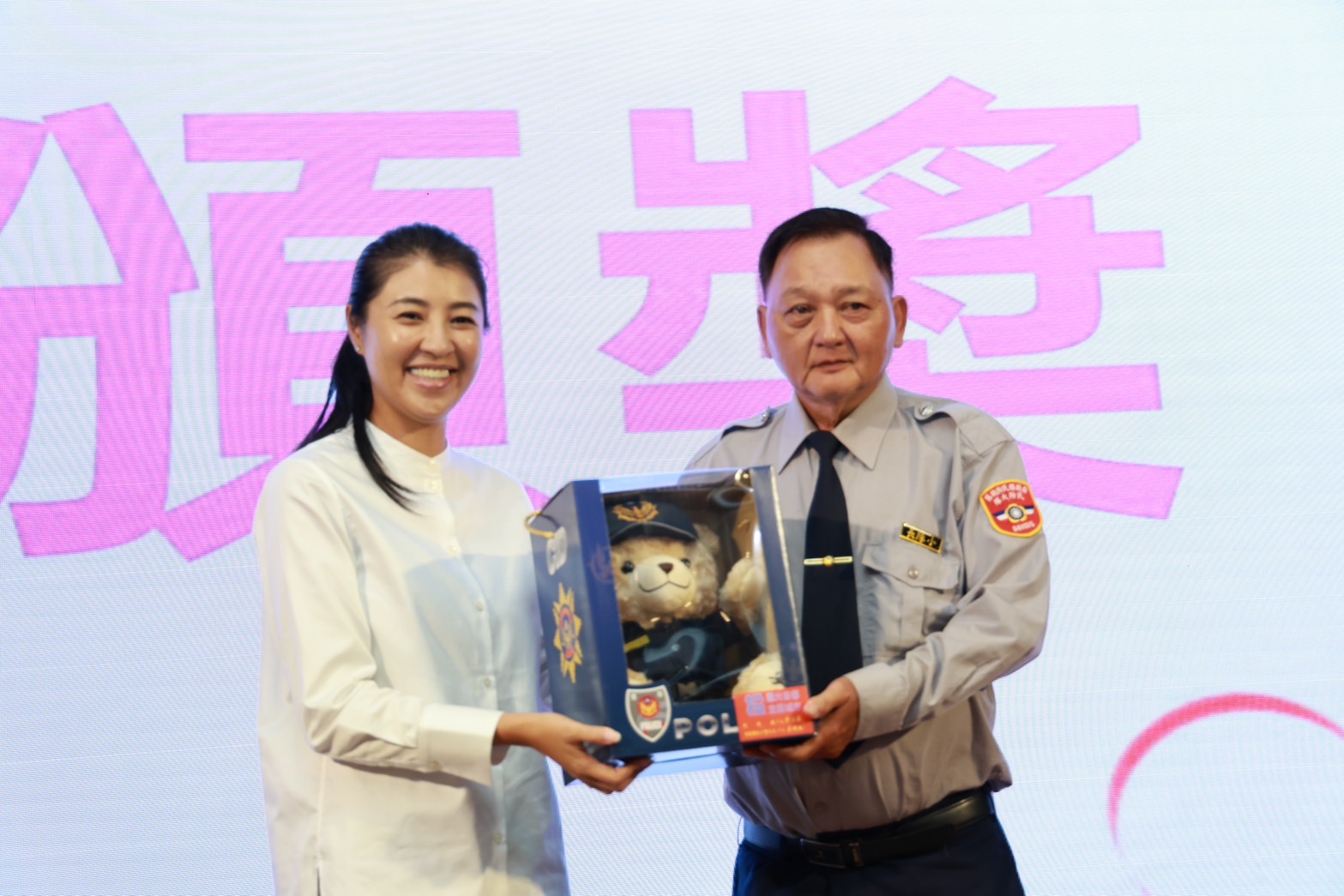 南投縣府表揚服務資深及屆齡退休⺠防人員