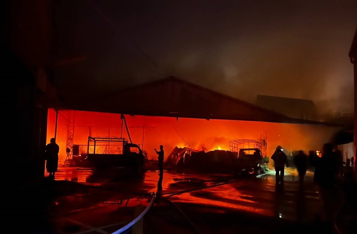 草屯果菜市場發生淩晨大火 消警及時搶救幸未擴大及傷亡