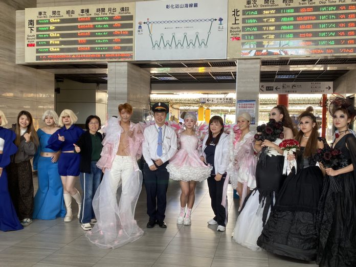 彰化火車站快閃表演 建國科大美容系驚豔搭車族