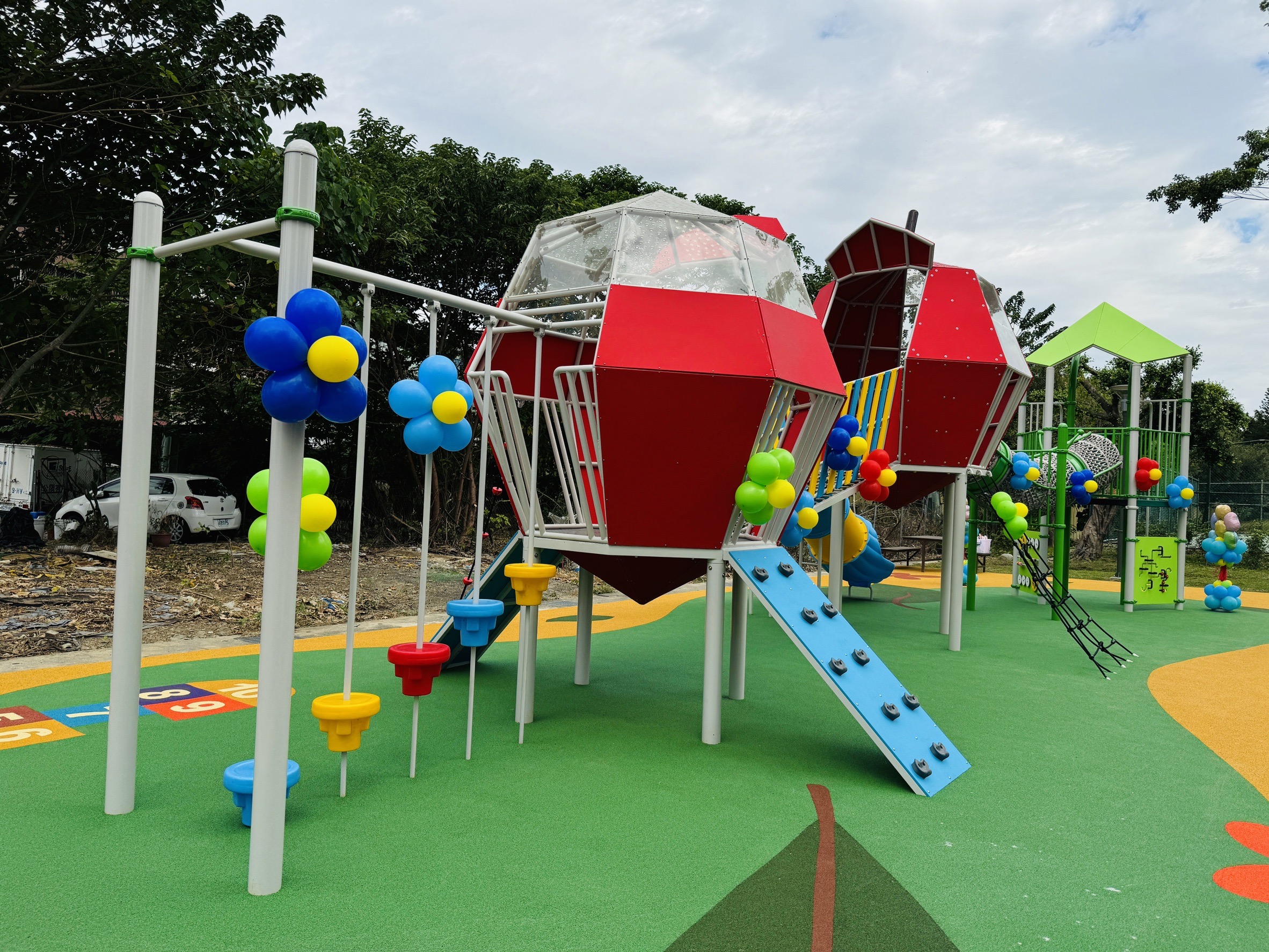 太平區八德公園「甜美荔枝與毛毛蟲共融攀爬遊具」啟用