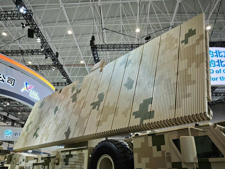 「颶風 3000」能以高功率微波軟殺無人機群