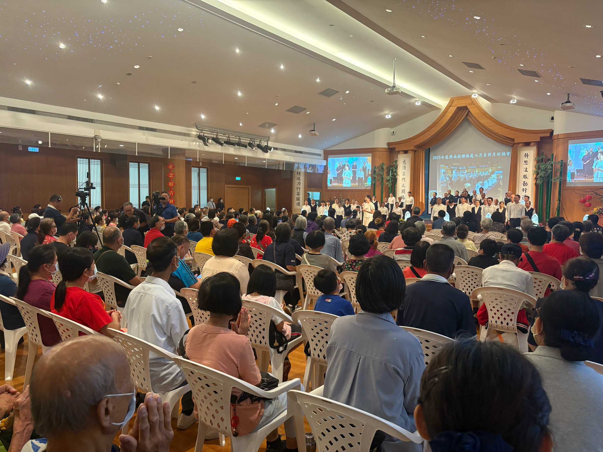慈濟南投、草屯吉祥月祈福會 許縣長獻供頂禮祈安