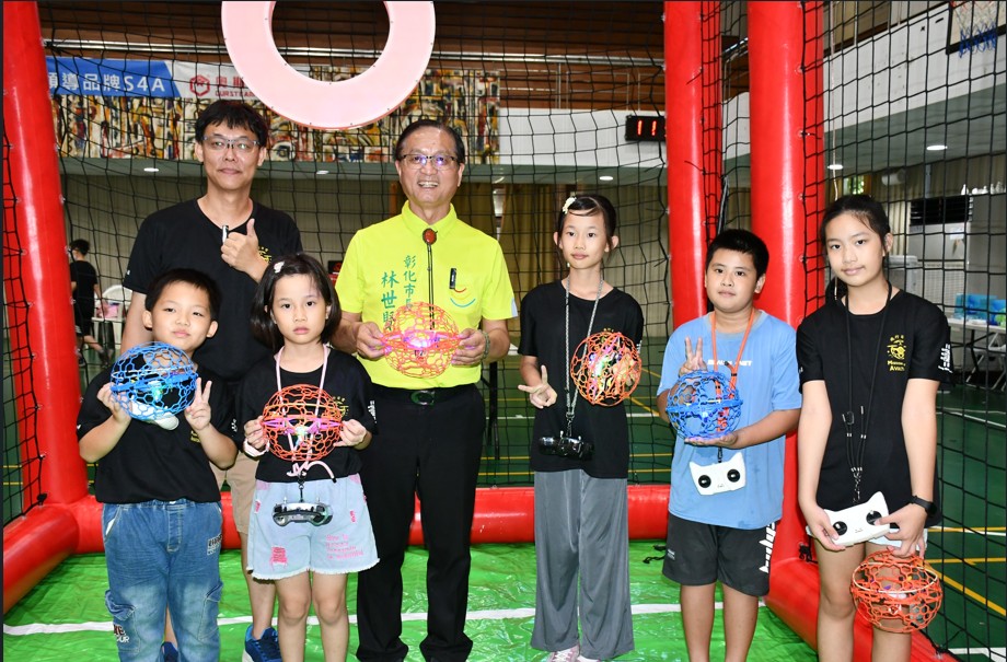 熱血的無人機足球賽酷炫登場!