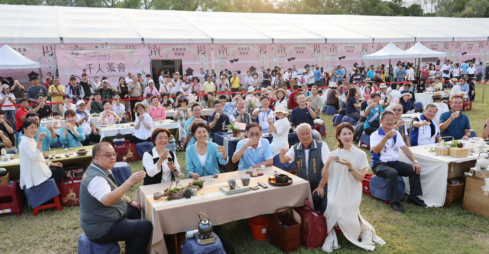 南投茶博人潮強強滾 千人茶會茶席飄香